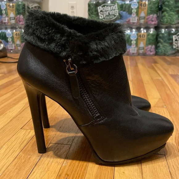 Guess IVORIE Black Leather Faux Fur Trim Booties Women’s Size 9 - Picture 10 of 16